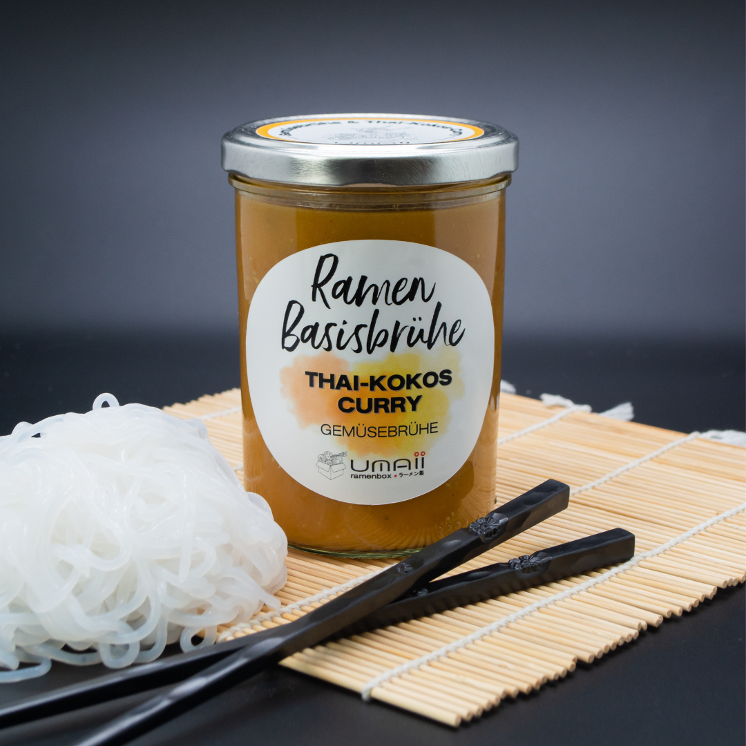 glutenfreie ThaiKokos-Curry-Gemüsebrühe von Umaii Ramenbox mit glutenfreien Konnyakunudeln